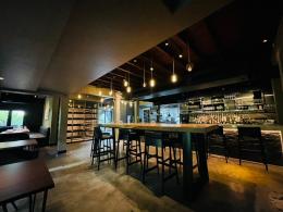 ขายกิจการร้านอาหาร ซอยสุขุมวิท47 พร้อมเฟอร์นิเจอร์ครบครัน ตกแต่งโทนสีดำ ขาว น้ำตาล พื้นที่ใช้สอยรวมทั้งหมด 900 ตารางเมตร