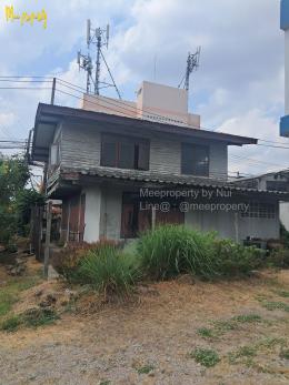 ขายบ้านเดี่ยว 2 ชั้น ภายในที่ดินมีบ้าน 2 หลัง และด้านหลังเป็นห้องเช่า 2 ชั้น ทำเลดี จากถนนโชคชัย 4 ซอย 18 เข้ามา 350 เมตร  ME-206