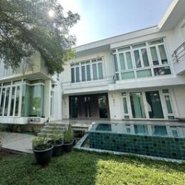 บ้านเดี่ยวหรูใจกลางสุขุมวิทพร้อมสระว่ายน้ำ--พร้อมสวนส่วนตัว-
