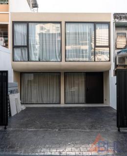 [SALE] 2-Story Town House Modern Style 3 Bedrooms (205 sqm) Location in Sathorn